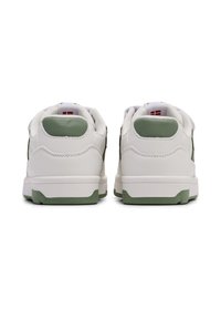 Weiße Sneaker mit grünen Akzenten, glattes Leder, runde Form und Gummisohle. Mit gepolstertem Knöchelkragen und Ösen-Details.