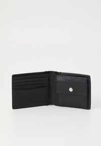 Svart läderplånbok med flera kortfack, en knappfick med tryckknapp och diskret branding, som har en slät textur och en kompakt design.