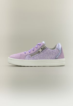Sneaker bassa in camoscio viola con suola bianca, lacci e dettaglio con cerniera laterale su sfondo neutro.