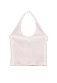 Lichtroze halter crop top met witte zijstrepen, "NYC Club" tekst, ster en groot "01" nummer aan de voorkant.