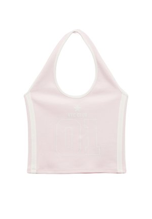 Top cropped halter de color rosa claro con rayas laterales blancas, texto "NYC Club", una estrella y el número grande "01" en la parte frontal.