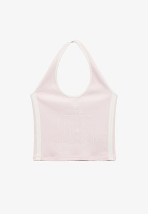 Top cropped halter de color rosa claro con rayas laterales blancas, texto "NYC Club", una estrella y el número grande "01" en la parte frontal.