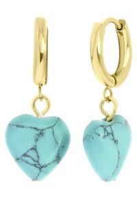 Gouden oorbellen met turquoise hartvormige stenen met zwarte aders, opgehangen aan een gouden schakelketting, met een gladde textuur.