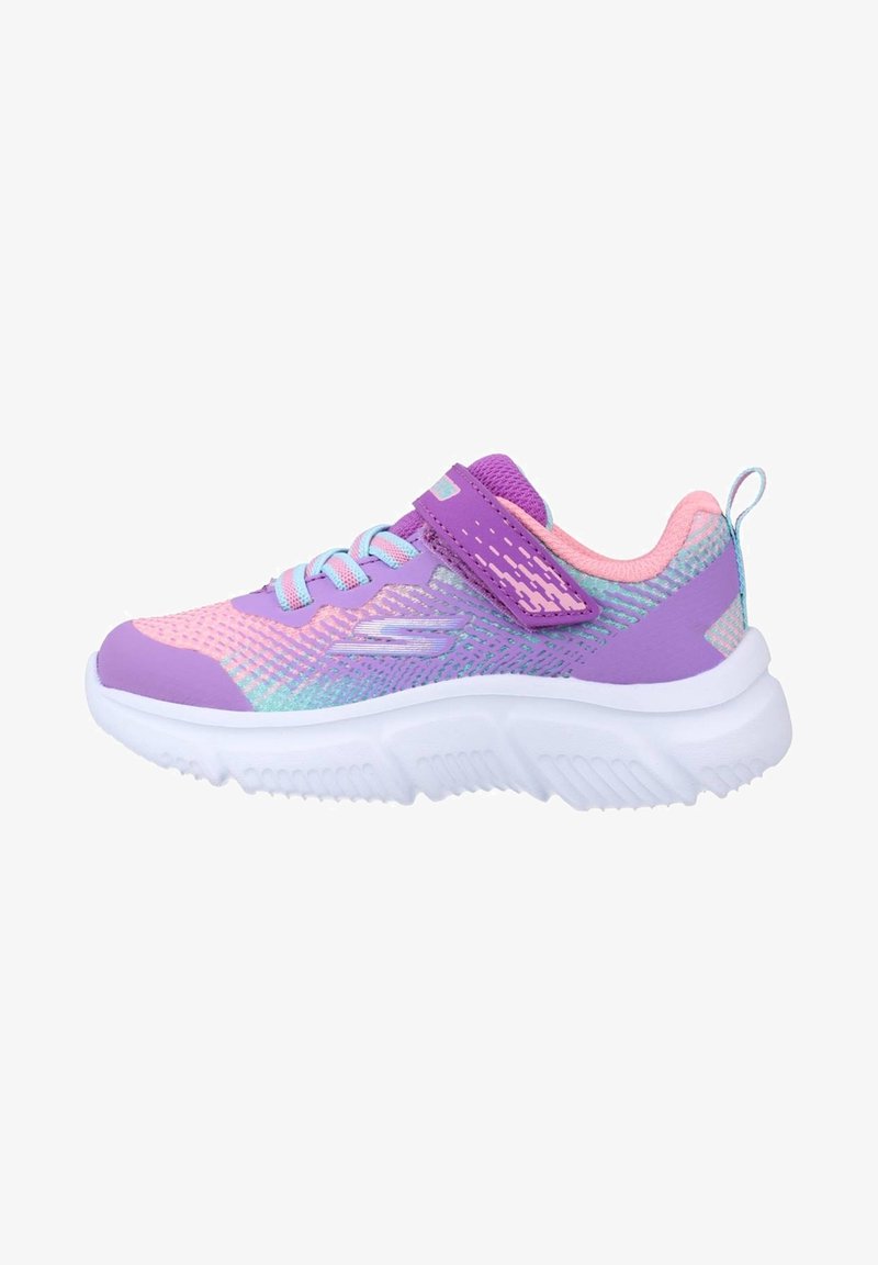 Scarpe da ginnastica viola e rosa con tomaia in rete, sovrastrutture sintetiche, cinturino regolabile e suola in gomma bianca texturizzata. Chiusura con stringhe.