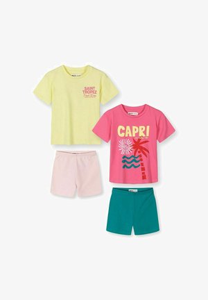 Dva dječja kompleta: žuta majica "Saint Tropez" s svijetloružičastim kratkim hlačama i ružičasta majica "Capri" s grafikonom palme te teget kratke hlače.