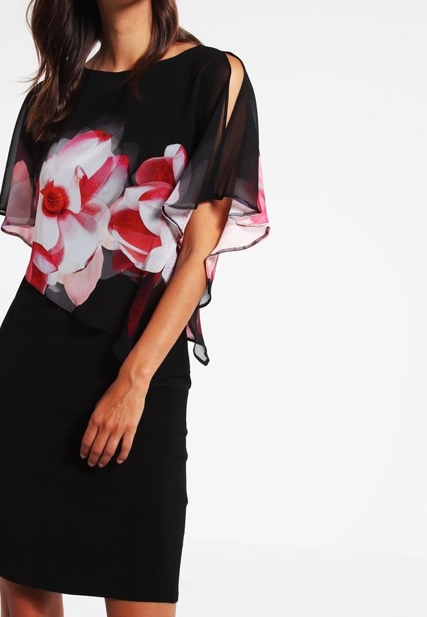 Schwarzes Kleid mit transparenter floraler Überlagerung, die große rosa und weiße Blumen zeigt. Transparente Ärmel reichen bis zu den Schultern und erzeugen einen mehrschichtigen Effekt.