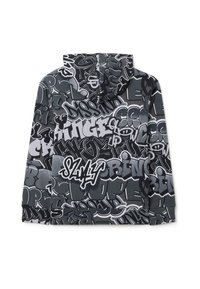 Sudadera con capucha con un estampado de graffiti en negro, blanco y tonos de gris; textura suave; corte relajado; mangas largas; bolsillo tipo canguro.
