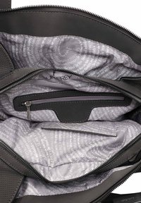 Interno di borsa in pelle nera con fodera in tessuto grigio a motivo testuale, dotata di scomparti con cerniera e aperti e di una cerniera con cursore in argento.