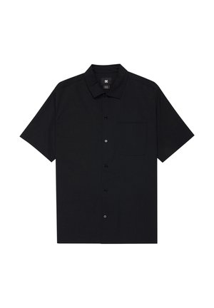 Zwart kortemouwen overhemd met knopen, een kraag en een borstzak, platgelegd op een witte achtergrond.