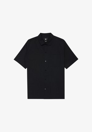 Czarna koszula z krótkim rękawem, zapinana na guziki, z kołnierzykiem i kieszenią na piersi, ułożona płasko na białym tle.