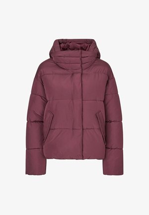 Burgunderfarbene Puffermantel mit Kapuze, mit einem kastigen Design, genähten Paneelen und seitlichen Taschen. Glatte, weiche Textur.
