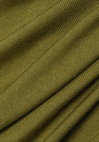 Zielona dzianina, teksturowana delikatnym splotem, ukazująca miękkie fałdy i subtelne refleksy w odcieniu oliwkowym.