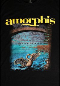 Černé tričko s živým grafickým potiskem labutí na vodě, mostem v pozadí a nápisem "amorphis" v tučném žlutém písmu.