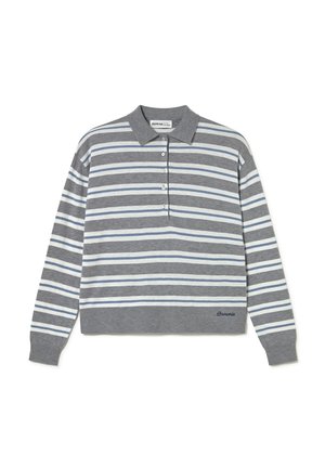 Polo de manga larga gris con franjas horizontales azules y blancas, tapeta con botones, puños y dobladillo acanalados, y "Brownie" bordado cerca del dobladillo.