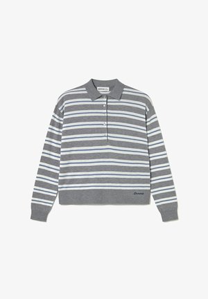 Polo de manga larga gris con franjas horizontales azules y blancas, tapeta con botones, puños y dobladillo acanalados, y "Brownie" bordado cerca del dobladillo.