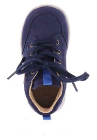 Marineblaue Wildleder-Sneaker mit runder Zehenpartie, braunem Lederfutter und blauen Akzenten an der Ferse. Verfügt über sechs Ösen und flache Schnürsenkel.