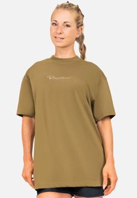 T-shirt oversize verde oliva con texture a costine, maniche corte e scollo rotondo, caratterizzato da un logo ricamato bianco sul davanti.