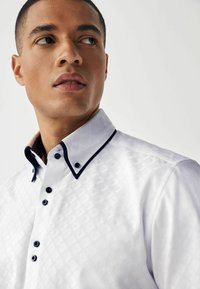 Next TRIMMED REGULAR FIT - Vapaa-ajan kauluspaita - white double collar