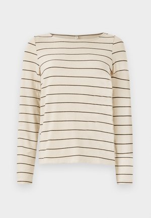 T-shirt beige à manches longues avec des rayures horizontales marron foncé, doté d'un col rond et d'une texture douce. Design simple et polyvalent.