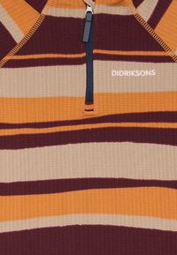 Pullover con colletto, con strisce orizzontali bordeaux, arancioni e beige e una mezza zip nera, che presenta il logo bianco "Didriksons" sul petto.
