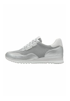 Sneaker argento con una combinazione di pelle liscia e tomaia in rete, design con lacci, suola testurizzata e accenti bianchi a contrasto.