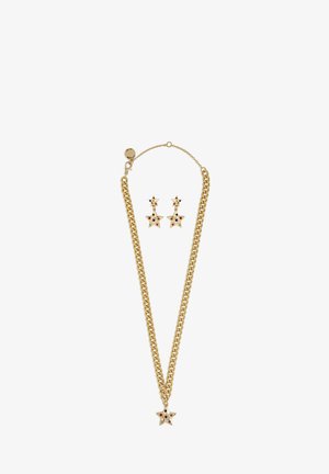 Collier chaîne en or et boucles d'oreilles assorties en forme d'étoile avec des pierres multicolores sur fond blanc.
