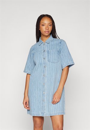 Lichtblauwe denim shirtjurk met korte mouwen, knoopsluiting en verticale streepjespatroon. Heeft een borstzak en een ontspannen pasvorm.