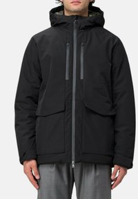 Zwarte geïsoleerde jas met capuchon, voorzien van met rits afgesloten borstzakken, een rits aan de voorkant en contrasterende grijze hardware details. Dikke stoftextuur.