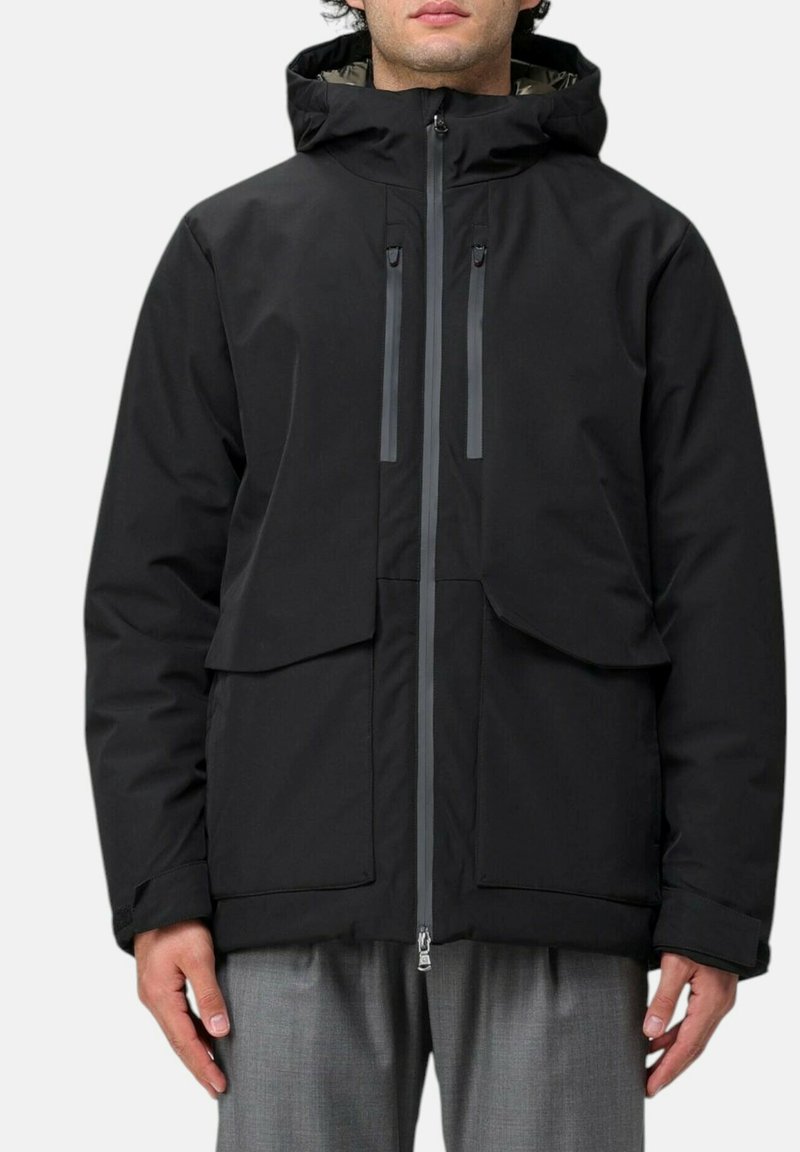 Zwarte geïsoleerde jas met capuchon, voorzien van met rits afgesloten borstzakken, een rits aan de voorkant en contrasterende grijze hardware details. Dikke stoftextuur.