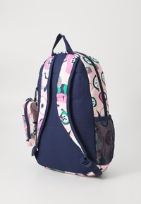 Rucksack aus navyblauem Stoff mit einem pinken Muster, das Früchte darstellt. Enthält seitliche Netztaschen und ein kleines abnehmbares Täschchen.