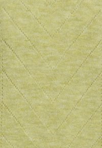 Tissu tricoté jaune clair présentant un motif en chevrons texturé, avec de petits trous qui rehaussent le design, créant une apparence douce et aérée.