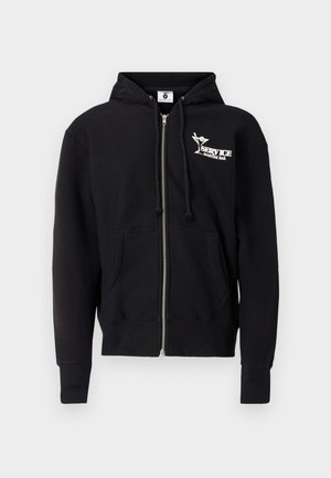 Czarna bluza z kapturem zapinana na zamek, wykonana z bawełny. Posiada logo z przodu, kaptur ze sznurkiem, przednie kieszenie oraz ściągacze na mankietach i dole. Gładka faktura.