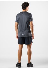 Miesten lyhythihainen urheilupaita tummanharmaana, valmistettu kevyestä materiaalista, jossa on pyöreä kaula-aukko ja vuoristologothelmissä.