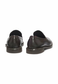 Braune Leder-Slipper mit glatter Oberfläche, abgerundetem Zehenbereich und leichtem Absatz. Versehen mit einem Logo-Akzent an der Ferse.