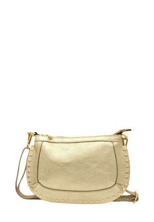Sac à main en cuir doré avec une forme courbée, orné de clous dorés sur un côté, doté d'une bandoulière amovible et d'une fermeture éclair.