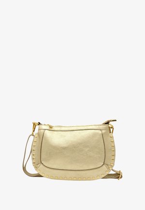 Sac à main en cuir doré avec une forme courbée, orné de clous dorés sur un côté, doté d'une bandoulière amovible et d'une fermeture éclair.