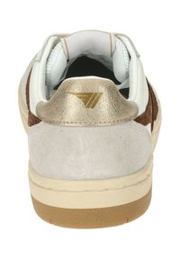 Sneaker bianca con accenti in suede marrone, tallone metallico dorato e suola testurizzata. Presenta un colletto imbottito e occhielli rinforzati.