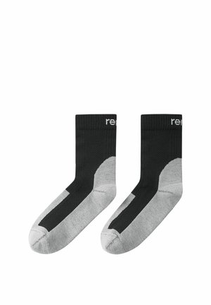 Para czarnych i szarych skarpetek za kostkę z wzmocnionym obszarem pięty i palców, z częściowym białym napisem na ściągaczu.