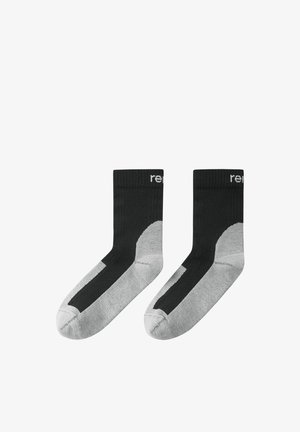 Para czarnych i szarych skarpetek za kostkę z wzmocnionym obszarem pięty i palców, z częściowym białym napisem na ściągaczu.