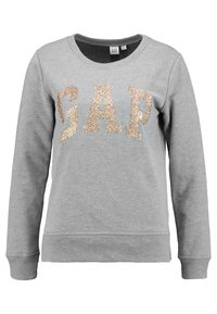 Sudadera de cuello redondo de manga larga gris con puños y dobladillo acanalados, que presenta grandes letras doradas brillantes "GAP" en el frente.