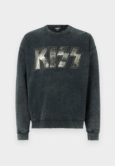 Tumehall sweatshird ümarate kraega, millel on metallist "KISS" graafika ja nurgasäärtega detailid, valmistatud pehmest kangast, millel on kulunud tekstuur.