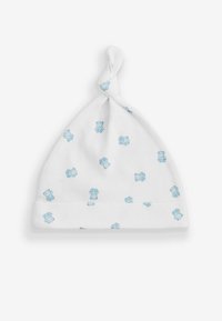 Weiße Babymütze aus weichem Stoff mit einem Knoten oben, die mit blauen Teddybärmotiven übersät ist.