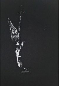 Tvář s temnou kmenovou malbou a velkými zdobenými rohy vystupujícími z černého pozadí, zvýrazňující kontrast a texturu.