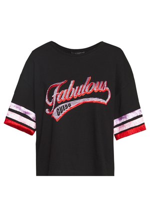 Czarna koszulka z czerwonym i białym haftowanym napisem "Fabulous" oraz wzmocnionymi metalowymi paskami na krótkich rękawach. Materiał bawełniany.
