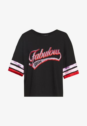 Schwarzes T-Shirt mit rotem und weißem, gesticktem "Fabulous"-Text und gestreiften kurzen Ärmeln mit metallischen Akzenten. Aus Baumwollmaterial.