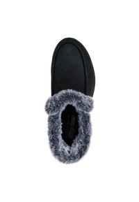 Zapatilla negra sin cordones con suave forro de piel sintética gris alrededor de la abertura y diseño de puntera redondeada.