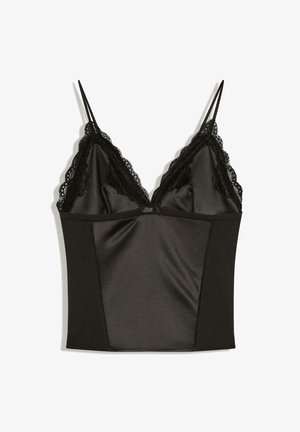 Černý saténový top na ramínka s krajkovou ozdobou podél výstřihu do V a tenkými nastavitelnými ramínky.