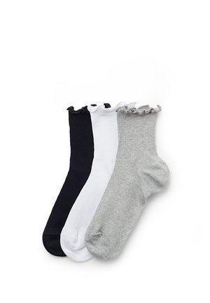Drei Paare Knöchelsocken mit Rüschensaum in Schwarz, Weiß und Hellgrau, nebeneinander auf einem weißen Hintergrund angeordnet.
