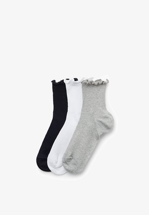 Drei Paare Knöchelsocken mit Rüschensaum in Schwarz, Weiß und Hellgrau, nebeneinander auf einem weißen Hintergrund angeordnet.