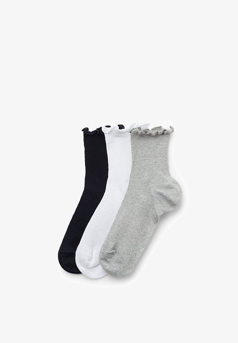 Trois paires de chaussettes chevilles avec des bords froncés en noir, blanc et gris clair, disposées côte à côte sur un fond blanc.